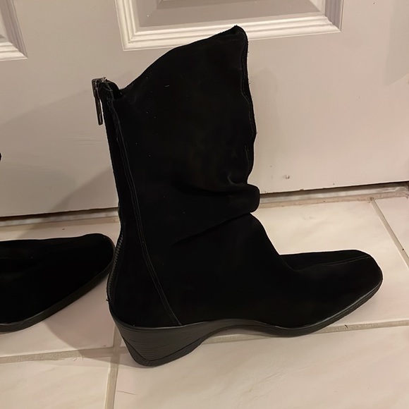 Nine West black suede wedge heel boots 7.5 never worn . Like new - Picture 3 of 5